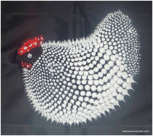 Poule en ceramique ornée de strass et silicone blanc